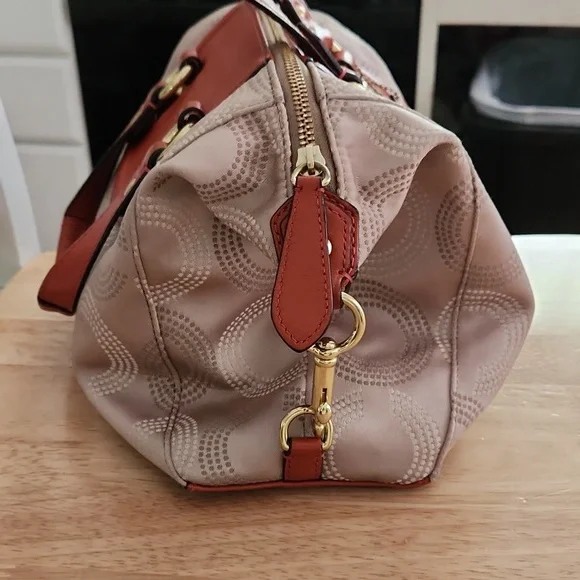 Coach 2 way tote to shoulderbag - Picture 2 of 7